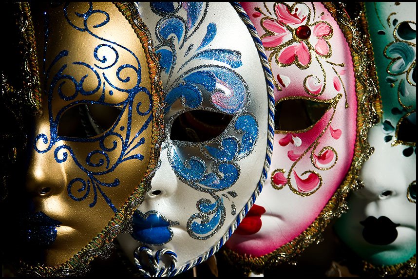 MASQUERADE? Qual é o significado e a tradução?