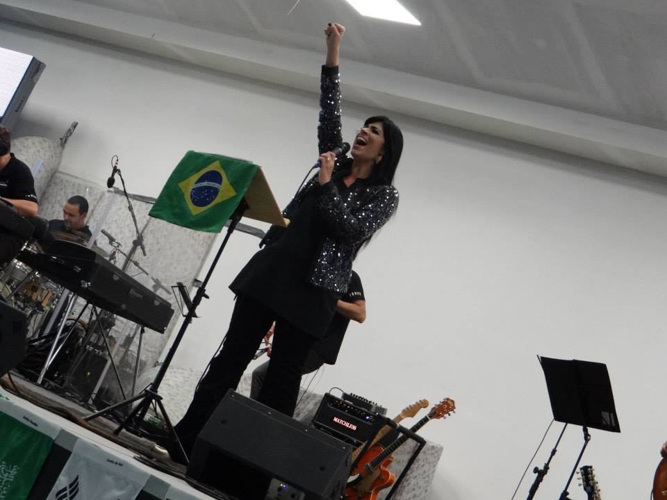 A pastora e cantora Fernanda Brum, conta a experiência de ter sido