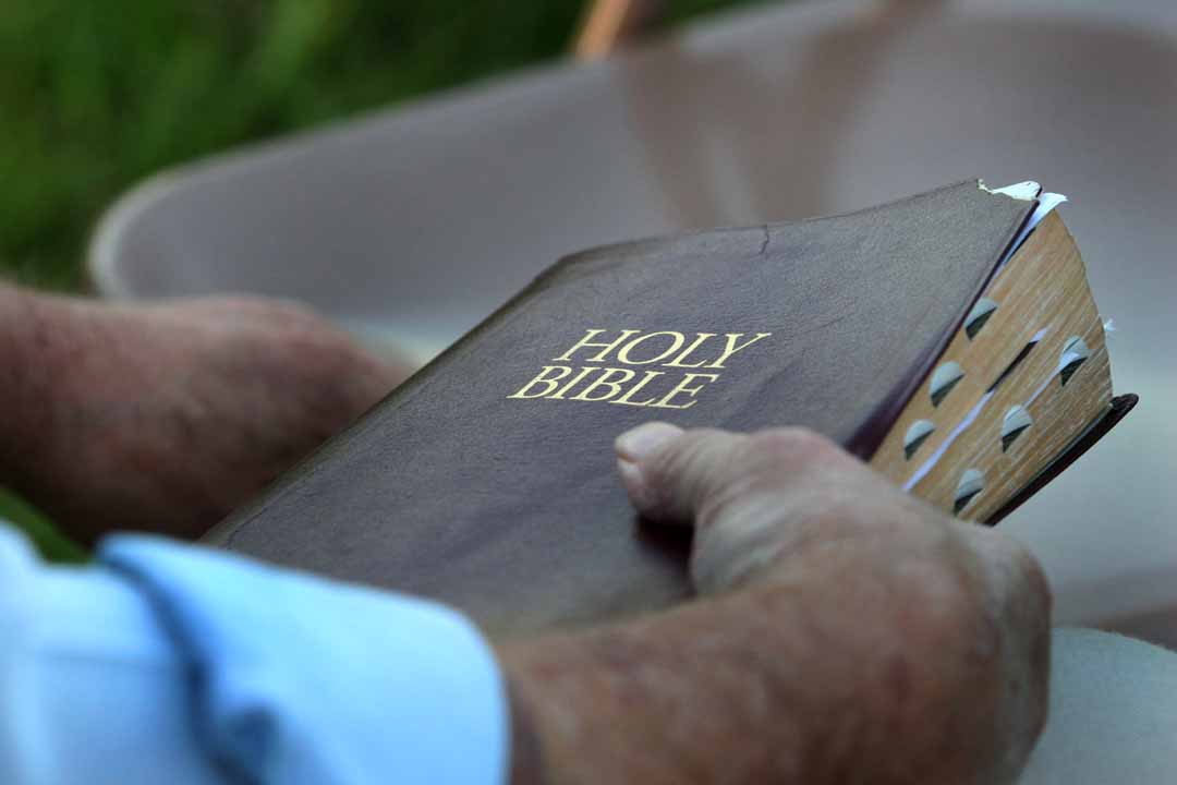 Primeira Bíblia impressa em inglês será leiloada por £ 35.000