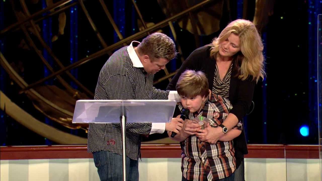 Diagnosticado com autismo, garoto vive milagre ao ouvir hino cristão