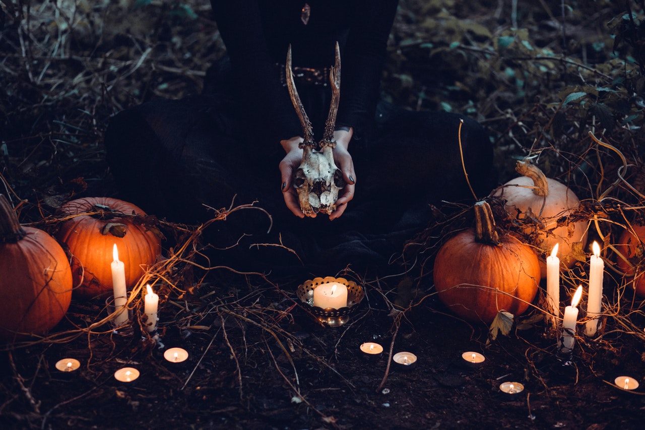 Como as bruxas e os satanistas enxergam a “inofensiva” festa de Halloween -  Guiame