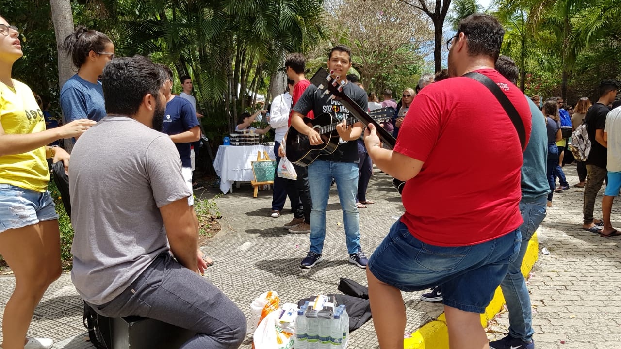 Jovens evangelizam durante trote em universidade