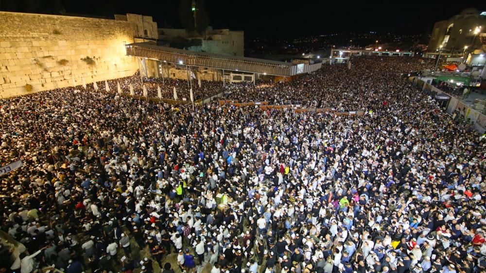 Jerusalém israel 25 de abril o homem judeu reza o muro é o lugar