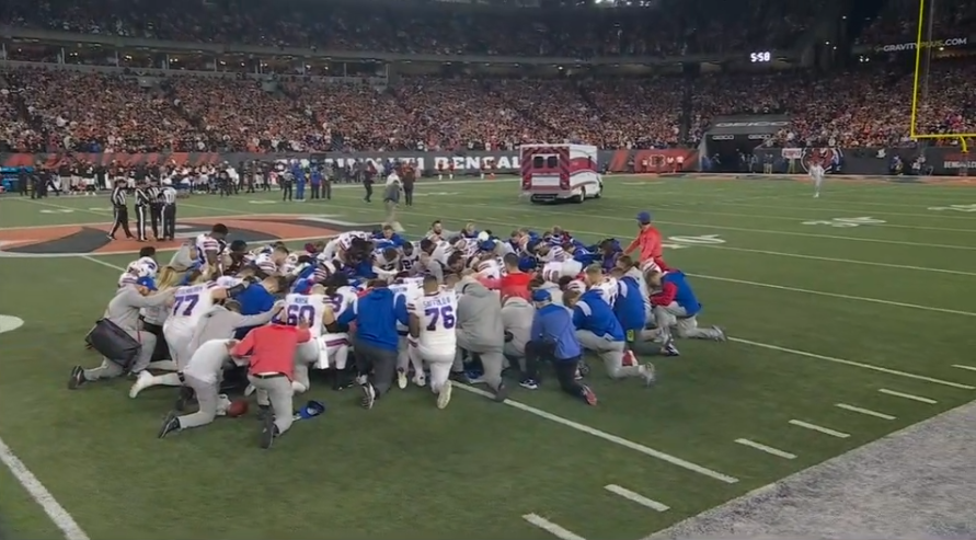 Jogador de futebol americano deixa estádio de ambulância após