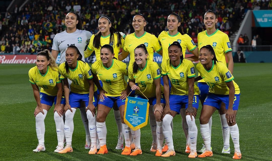 Jogadora De Futebol Feminino Mostrando Emoção Depois De Perder Um