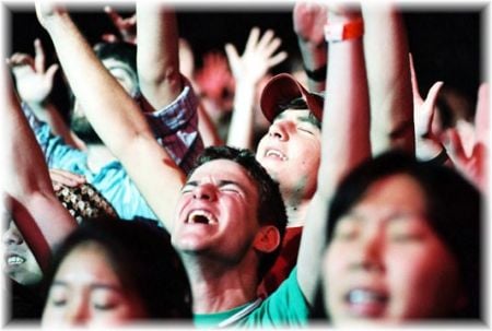 Pessoas durante momento de louvor