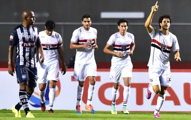 Hudson comemora com Ganso, Alan Kardec e Kaká no Morumbi