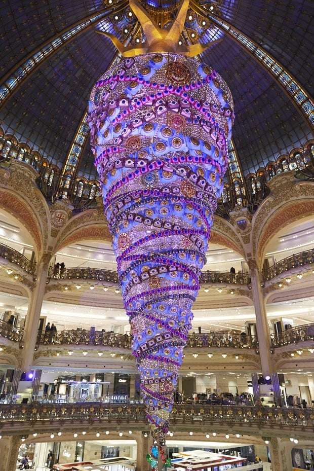 Árvore de Natal da Galeries Lafayette foi montada de cabeça para baixo (Foto: Galeries Lafayette/Divulgação)