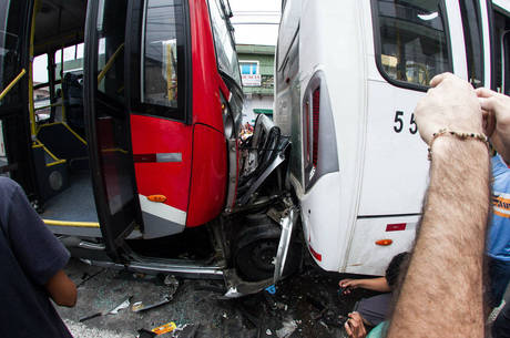 "Foi um milagre", diz homem que escapou da morte ao ter o seu carro prensado por dois ônibus