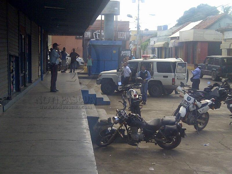 Polícia estacionada em frente à loja de sapatos, em Valle de la Pascua (Venezuela)