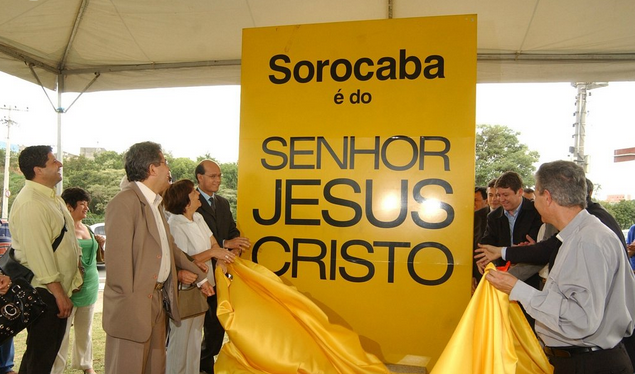 Veja as imagens  dos atos de vandalismo contra o totem 