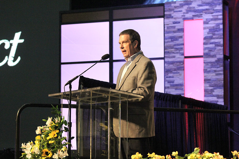 Thom Rainer, CEO da LifeWay Christian Resources discursa durante um encontro com líderes da Convenção Batista do Sul