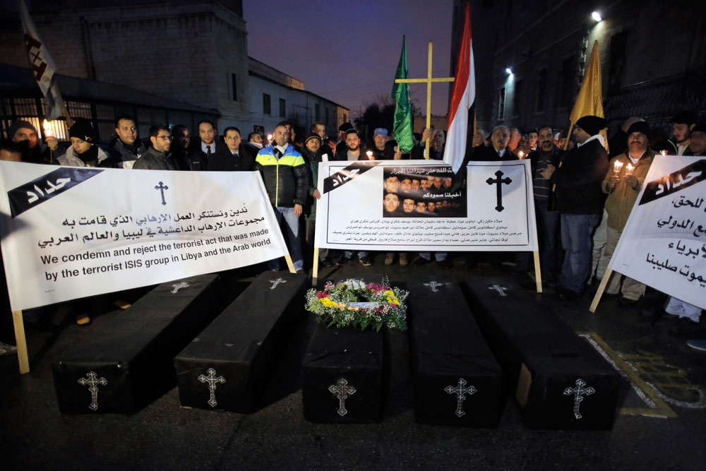 Cristãos Coptas protestam contra a decapitação de 21 cristãos egípcios pelo Estado Islâmico