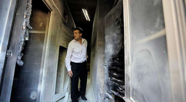 Judeu analisa estrago causado por incêndio em seminário ortodoxo grego, em Jerusalém