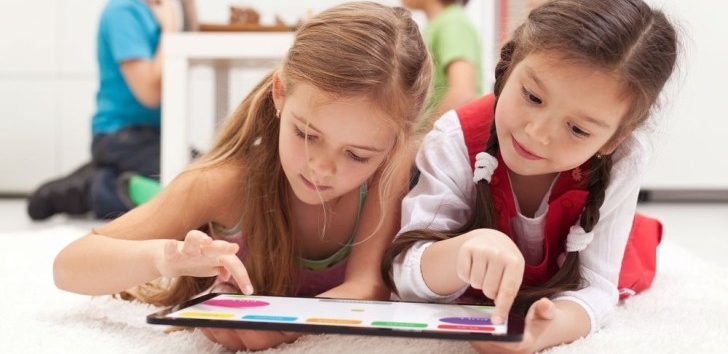 O fácil acesso de crianças cada vez mais jovens à internet por meio de tablets, smartphones e notebooks já é uma realidade com a qual muitas famílias lidam atualmente.