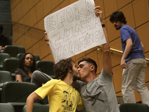 Homossexuais se beijam em protesto contra Eduardo Cunha