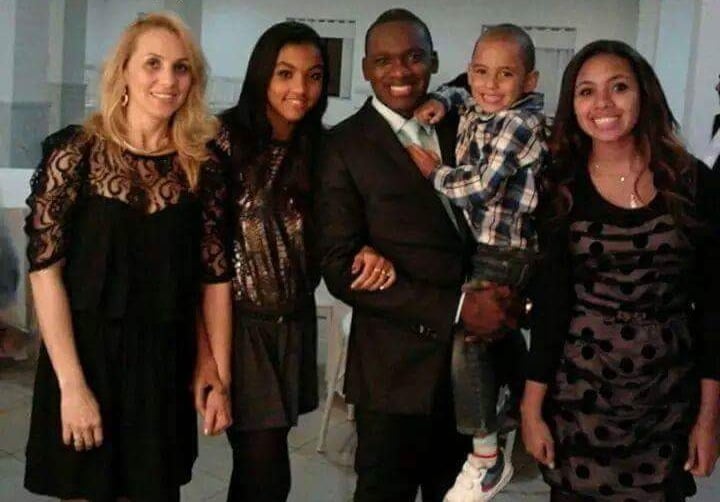 Robson Stains é missionário, cantor e tem compartilhado seu testemunho de transformação após abandonar as práticas da homossexualidade e construir uma nova família.
