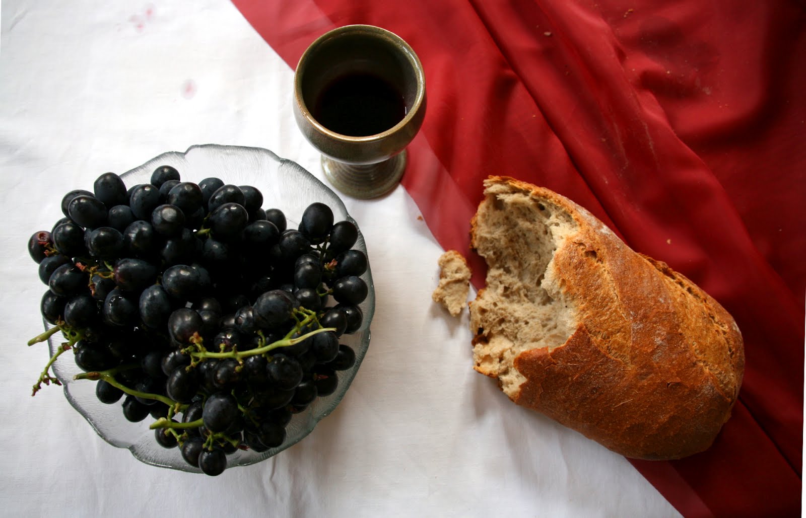Mesa posta para Páscoa com o cálice, pão e uvas