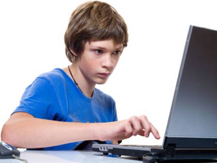 Adolescente na internet _ imagem ilustrativa