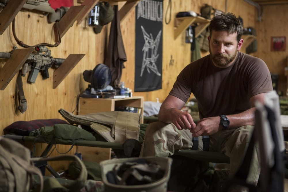 Dirigido por Clint Eastwood, o filme baseado em fatos reais conta parte história do fuzileiro naval Chris Kyle, que serviu em várias missões no Iraque.