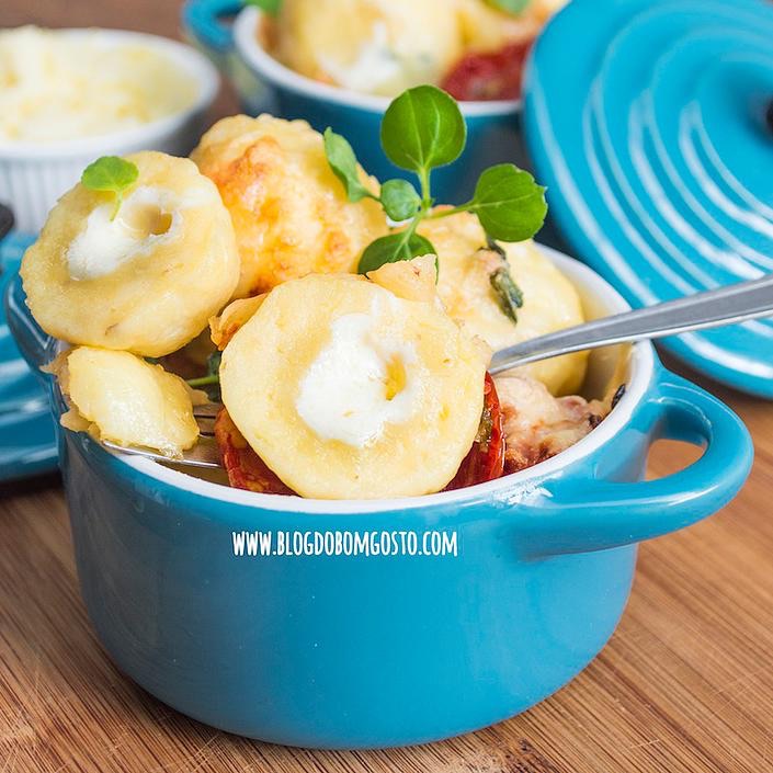 Nhoque Recheado com Mussarela de Búfala e Molho de Manjericão e Tomate