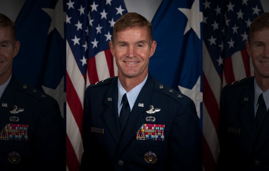 Craig Olson é Major General da Força Aérea dos Estados Unidos e diretor executivo do programa na Base Aérea de Hanscom, em Massachusetts, onde tem mais de 2.200 pessoas sob seu comando.