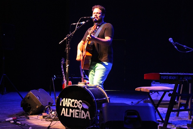 Marcos Almeida é cantor, compositor, instrumentista e tem sido grande influência para uma nova geração de músicos cristãos, que investem em canções que usam a riqueza da poesia para sobre o evangelho, salvação e relacionamento com Deus.