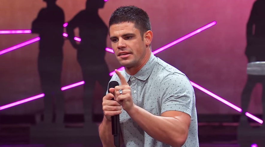 Pastor Stevn Furtick durante pregação na igreja 'Elevation', no estado da Carolina do Norte (EUA)