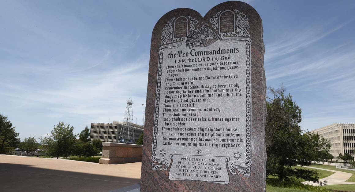 Monumento que faz menção aos 10 Mandamentos está instalado no terreno do Capitólio de Oklahoma (EUA).
