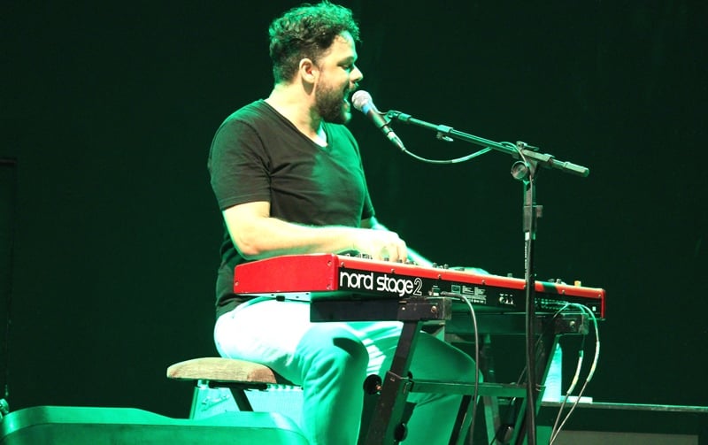 Marcos Almeida é cantor, compositor, instrumentista e tem sido grande influência para uma nova geração de músicos cristãos, que investem em canções que usam a riqueza da poesia para sobre o evangelho, salvação e relacionamento com Deus.