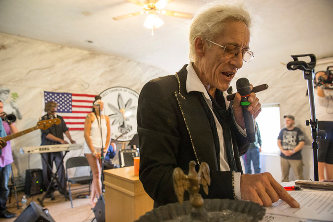 O músico Bill Levin é o fundador da Igreja da Maconha. (Reprodução/ The New York Times)