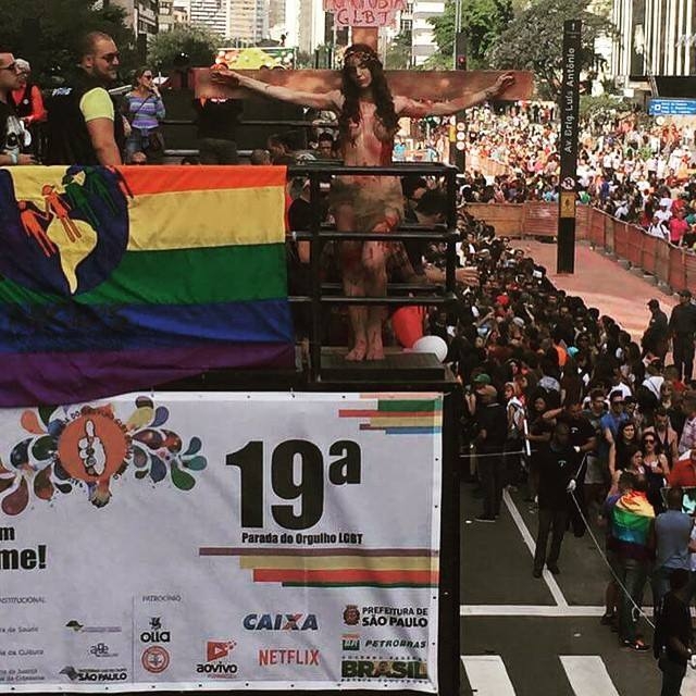 A performance de Viviany Beleboni - entre outras - escandalizou pessoas de diversas linhas religiosas e até mesmo homossexuais.