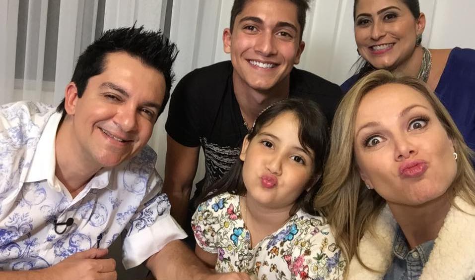 Eliana com a família de Régis Danese, durante visita. (Foto: Arquivo pessoal)