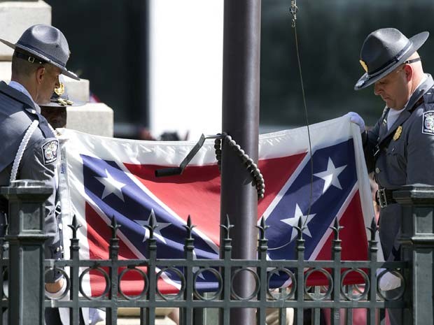 Guardas retiram bandeira confederada dos jardins do Capitólio. (AP Photo/John Bazemore)