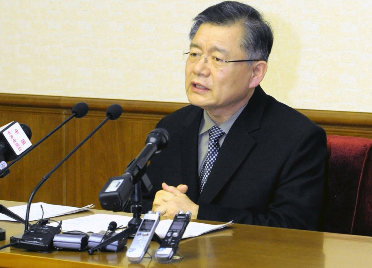 Vestido com um terno azul escuro, Hyeon Soo Lim falou a um pequeno público durante uma audiência jurídica no país. (Foto: Reuters)