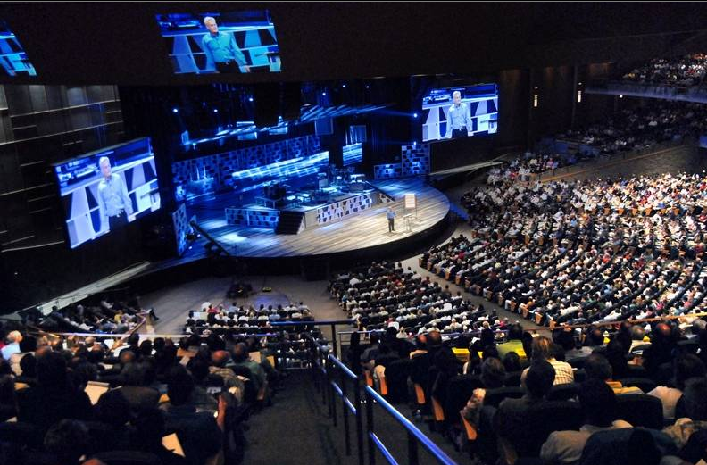 Pastor Bill Hybels durante palestra na Willow Creek Community Church em Illinois, nos Estados Unidos.