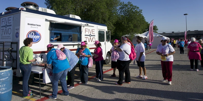 Caminhão adaptado do ministério 'Cinco & Dois Food Truck' serve café da manhã para necessitados no Texas (EUA)  