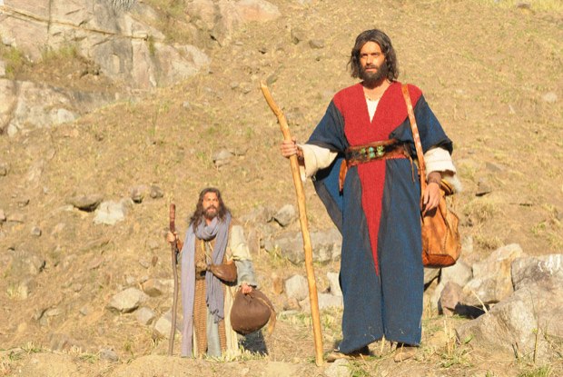 O profeta Moisés (Guilherme Winter) pede um sinal de Deus para que os hebreus deixem o Egito. Nesse momento, o Mar Vermelho se abre.