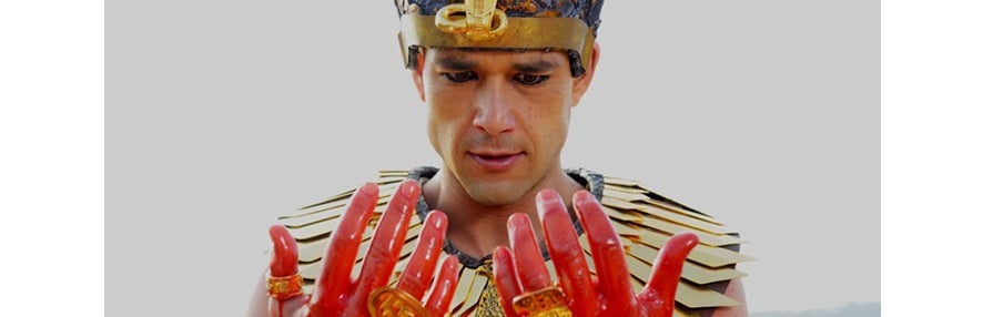 Ramsés, interpretado por Sérgio Marone, tem as mãos sujas de sangue em uma das pragas do Egito. (Foto: TV Foco)