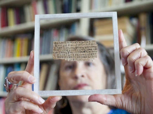 Karen King com o fragmento do suposto Evangelho da Esposa de Jesus nas mãos. (Foto: Harvard Magazine)