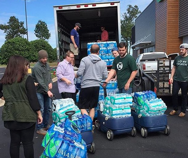 A NewSpring Church enviou caminhões com suprimentos como água, cobertores e alimentos não-perecíveis para os abrigos locais. (Foto: Reprodução/ Instagram)