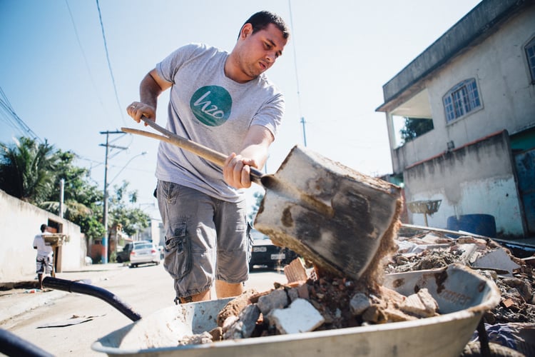 Voluntário participa de multirão de reforma em comunidade carente do Rio de Janeiro. (Foto: Reprodução/ H2O)