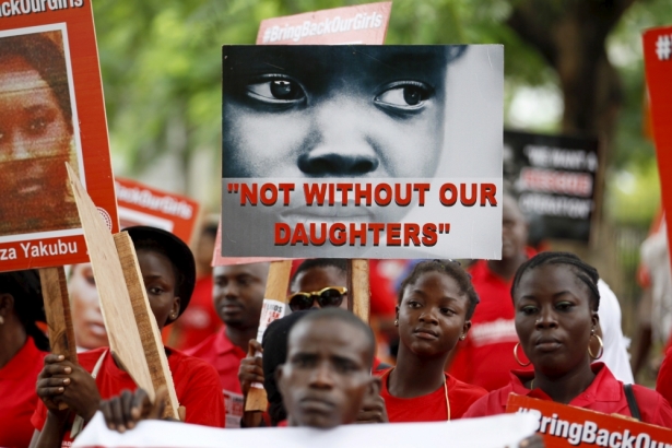 Familiares e amigos participam de manifestação, clamando pelo resgate das meninas sequestradas pelo Boko Haram em 2014, segurando placas como esta, que diz "Não sem nossas filhas"e com o lema "Tragam nossas garotas de volta" (Foto: Reuters)