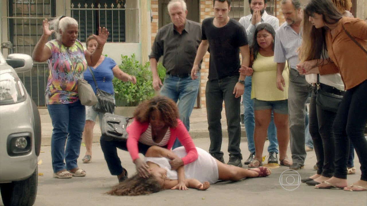 A cena de agressão dos evangélicos foi substituída por um atropelamento que deixou a garota, Lilica (Thainá Duarte), com um corte na testa. (Foto: Reprodução/ Globo)
