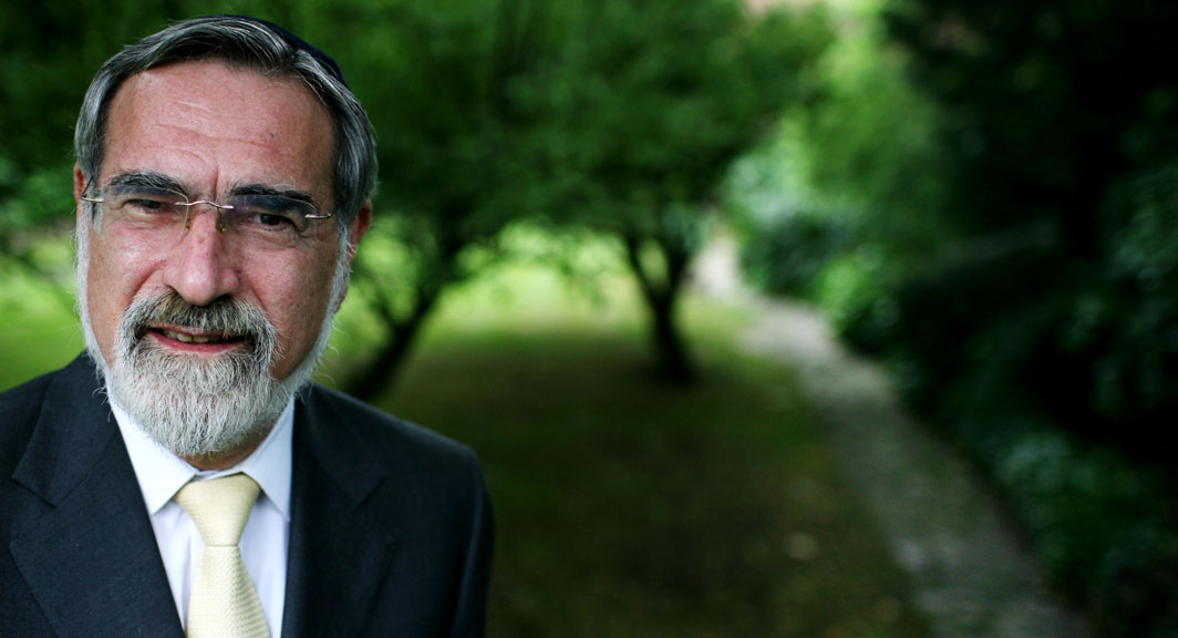Líder da maior sinagoga do Reino Unido, o rabino Jonathan Sacks tem uma excelente relação com ateus convictos. (Foto: The Times UK)