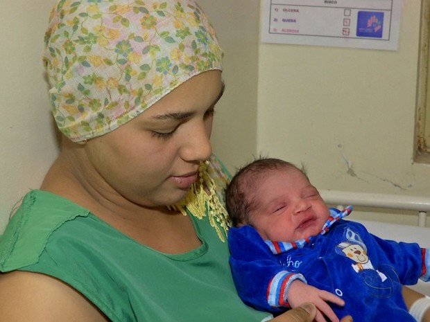  Mãe e filho estão internados no Hospital Geral Universitário, em Cuiabá, em observação. (Foto: G1)