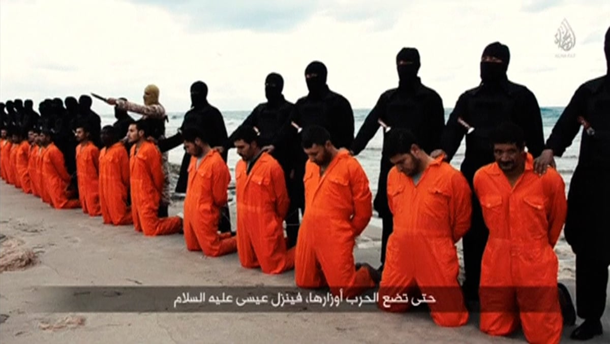 Cristãos convertidos foram batizados nas margens do mesmo mar onde 21 cristãos coptas foram decapitados pelo grupo terrorista Estado Islâmico. (Foto: IBTimes)