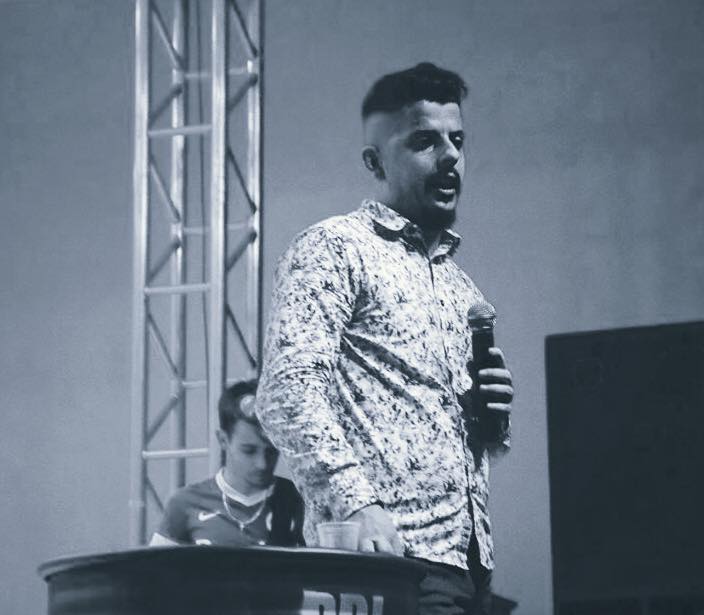 Grupo reunido pelo projeto Primitivos em mais uma noite de evangelismo em praças de MG (Foto: Facebook)