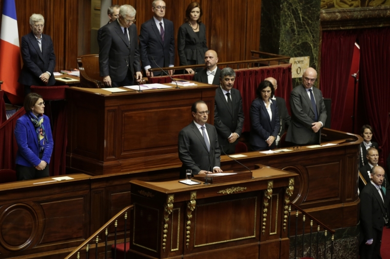 O presidente francês François Hollande separou um minuto de silêncio em memória às vítimas em Versalhes. (Foto: Reuters)