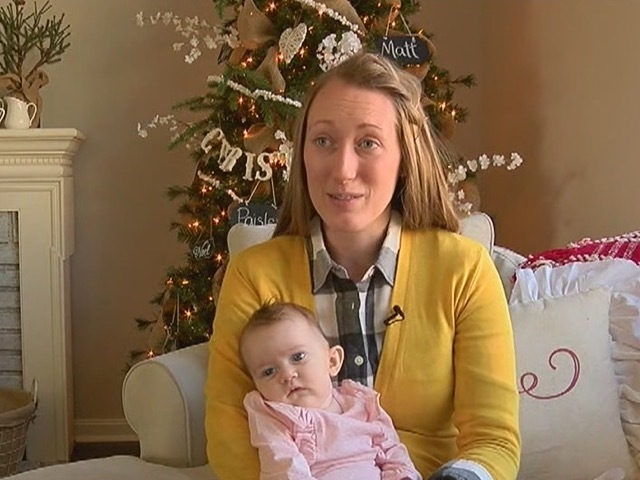 Carissa Hatfield segura a pequena Paisley nos braços, enquanto testemunha o milagre que surpreendeu a todos, em Cincinnati / Ohio, EUA (Imagem: WCPO)
